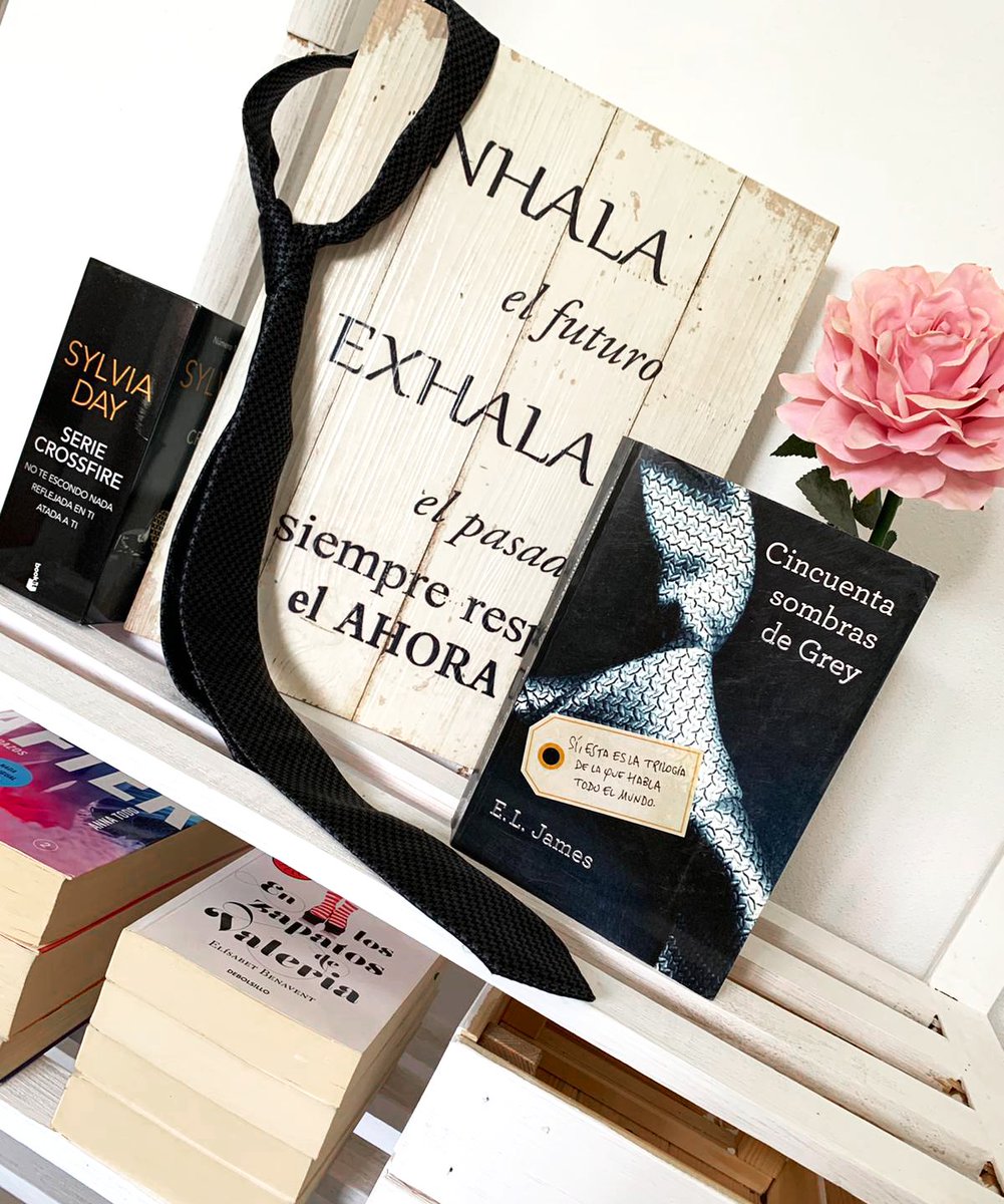 ¡Feliz #DiaDelLibro! ¡Feliz #SanJordi🌹! ¿Qué libro estáis leyendo ahora mismo? ¿Conocéis Wattpad? ¡Se aceptan recomendaciones!
