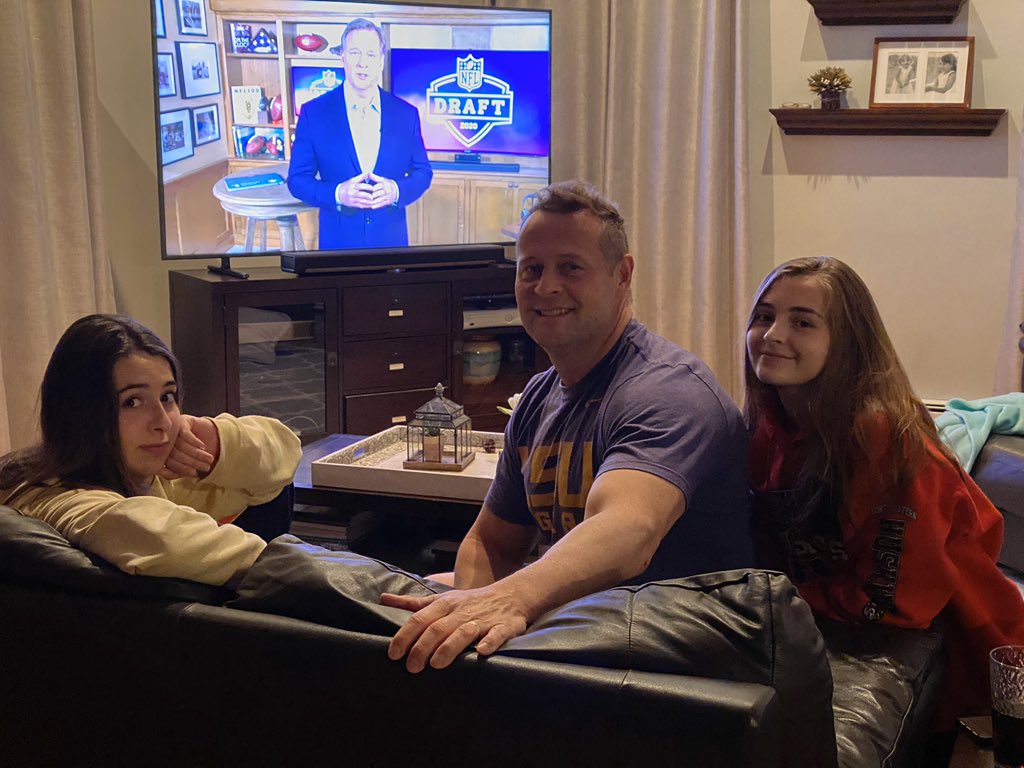 Caseyysmith18's tweet photo. If you told me a few weeks ago that I’d be home watching the NFL draft with my dad the last weekend of sophomore year, I’d laugh. Go Pats tho #BooTheCommish https://t.co/oMz7UR7ywj