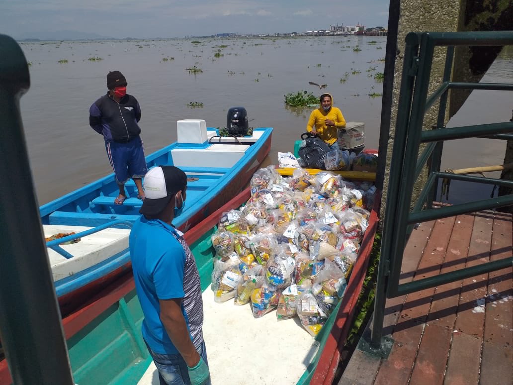 800 kits alimenticios fueron trasladados hasta el muelle municipal Caraguay para ser entregados a cada uno de los jefes de las Comunas del Golfo. Contamos con la ayuda de Personal Municipal, Cuerpo de Bomberos, Agentes Metropolitanos y Fuerzas Armadas.