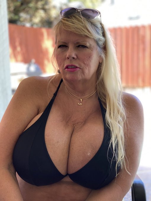Pool time today 4-23-20 perfect weather low humidity mid 80&rsquo;s https://t.co/wMplzFJmm4