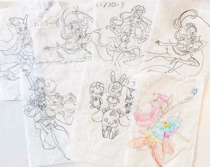 5歳娘の絵「プリキュア」鉛筆、水性ペン
プリキュアのキャラクターブックを写し紙で写しまくり、急に絵柄がイラストっぽくなってきた。模倣は上達の近道なのだなァ〜。ヘソ出しは娘のこだわり。 