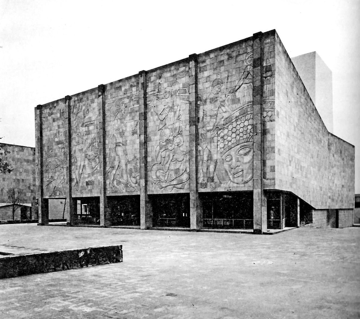 🎭
El Teatro San Jerónimo Independencia 👉🏻 #historia #méxico #memorias #cultura #artes #actor #teatro #tbt 
Su construcción comenzó en 1947 bajo el diseño del Arquitecto Alejandro Prieto P.
Inaugurado el 20 de septiembre de 1960.