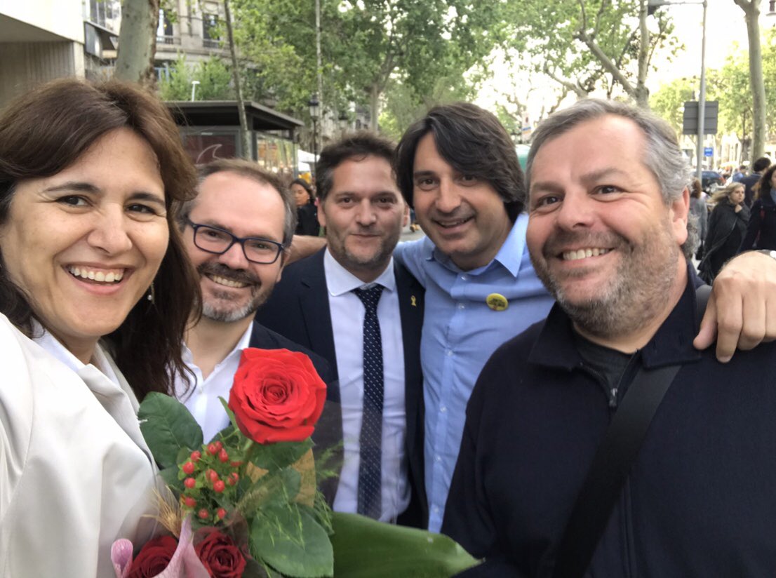 Sant Jordi és especial: és el nostre dia dels enamorats, és dia de llibres i roses, somriures i abraçades, molta llum i una pila de bells moments. Enguany, però, ha estat un Sant Jordi molt diferent, trist. Records de l’any passat...