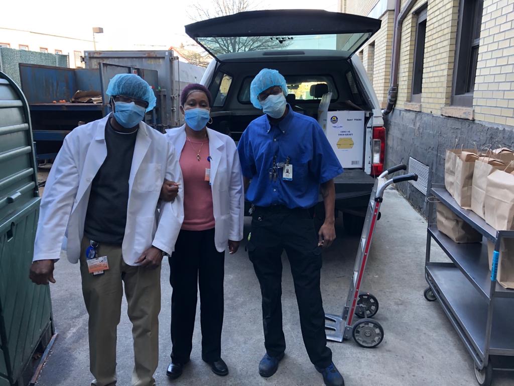 QnsBPRichards's tweet photo. 500 more meals cooked, packed and delivered yesterday across @MtSinaiQueens , @NorthwellHealth and @StJohnsEpisHosp, thanks to Get'n Sauced, RoastNco, Teranga, Terry & Yaki and the @QnsNightMarket on Day 19 of #FuelTheFrontlines. https://t.co/2gR6ulaAWz