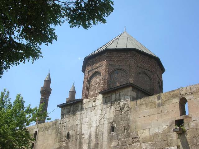 ilyasGkhan1's tweet photo. Her gün bir #Selçuklu Sultanı: 1211’de İzzeddin #Keykavus tahta geçti.1214’te 
#Sinop’u fetheder. #Bizans, #Haçlı ve #Ermenilerle mücadele etti.1216’da @Halep seferi başarılı olamasa da 1220’de yeni bir sefer hazırlığında iken #Malatya’da öldü. #Sivas Darü’s-Şifa’ya defnedildi. https://t.co/wkje6CtLDl