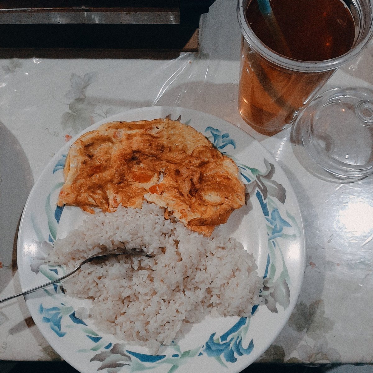 DAY #1 ㅡ 24/04 03:15 AMmy pre-dawn meal ♡JUST A BROKEN OMELETTE WITH RICE + TEA 냠~♡ so simple omg sorry, i cant flip my egg well:(