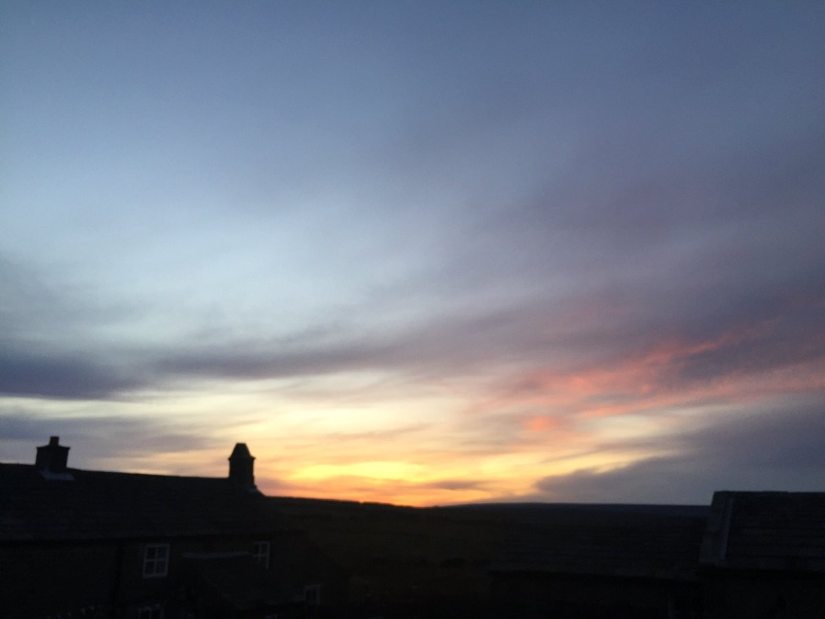 juliatetley's tweet photo. Another painter’s sky up here tonight....sunset. #Greenhow #Nidderdale #ColoursInTheSky #clouds #sunset https://t.co/XT12kOx5ev