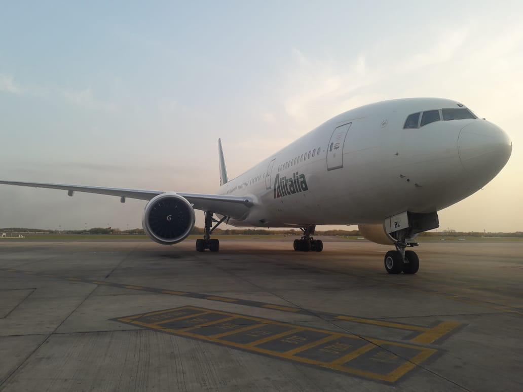 ItalyinARG's tweet photo. Appena partito aereo @alitaliaofficial che riporta in 🇮🇹 130 connazionali. Grazie a @italymfa, ad oggi sono oltre 800 gli italiani rientrati a casa da 🇦🇷. https://t.co/WNWgHLkF8F