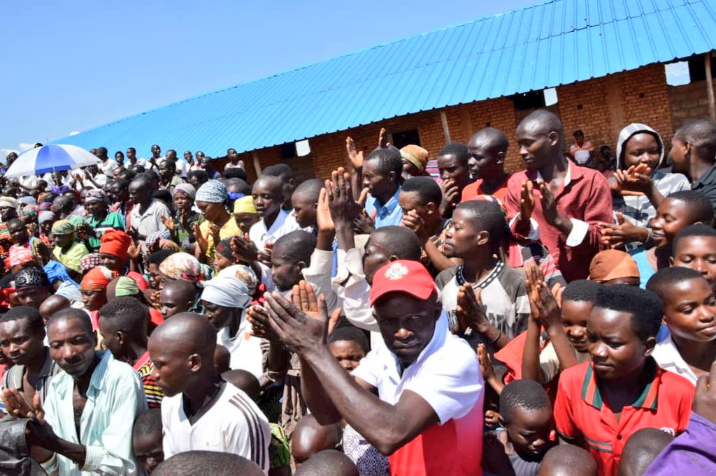 RTNBurundi's tweet photo. #Burundi Le Président de l'@nshingamateka @P_Nyabenda et son épouse visitent la colline #Butembe dans la zone #Butanuka, commune #Rugazi en @BubanzaProvince pour s'entretenir avec la population de cette colline sur ses aspirations. https://t.co/Mk7sB4mpM8