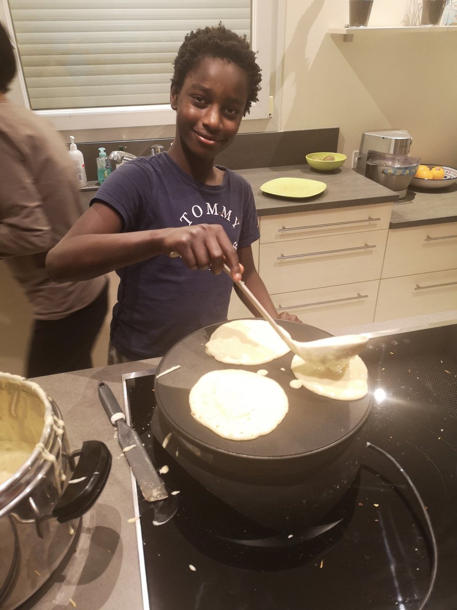 NStphan's tweet photo. Quand la diaspora bigoudène gère le confinement : Kouing party 😍 https://t.co/CSusGgkV9Q