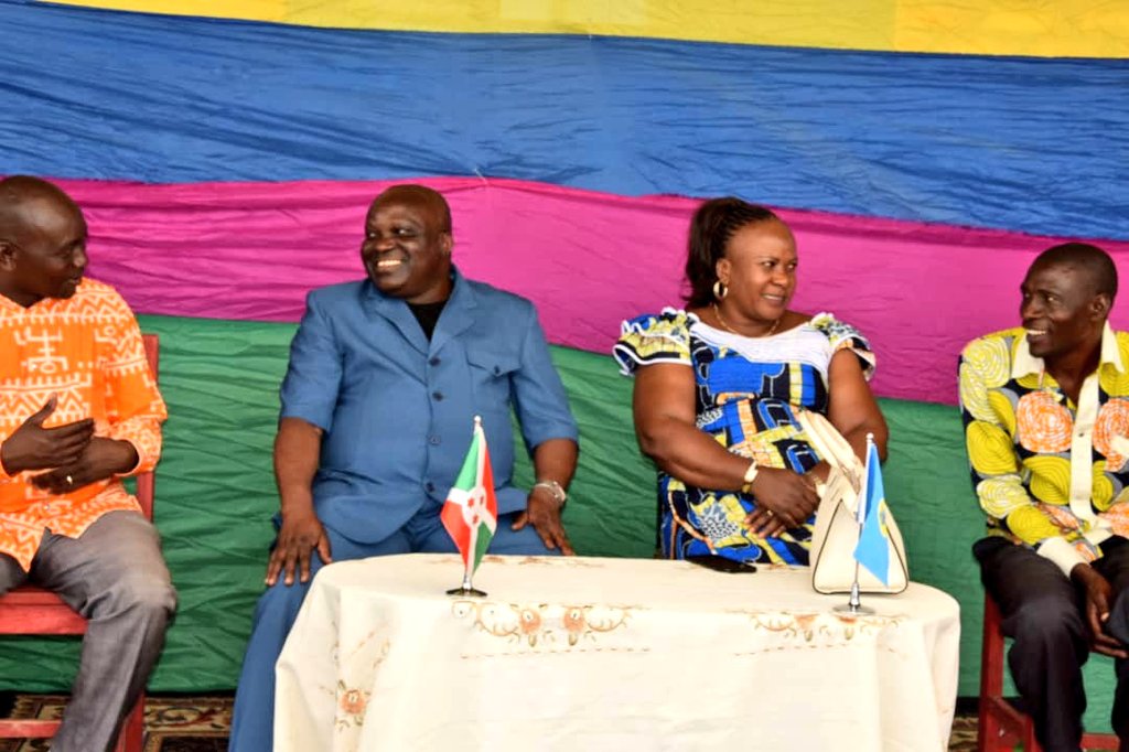 RTNBurundi's tweet photo. Devant le Président de l'@nshingamateka, la population de la colline #Butembe expose ses défis et demande un appui multiforme, allant en besoins de réfection des salles de classe, de l'aménagement d routes à la mise en place d points d'approvisionnement en engrais organo-minéral https://t.co/D234zr4Kmn