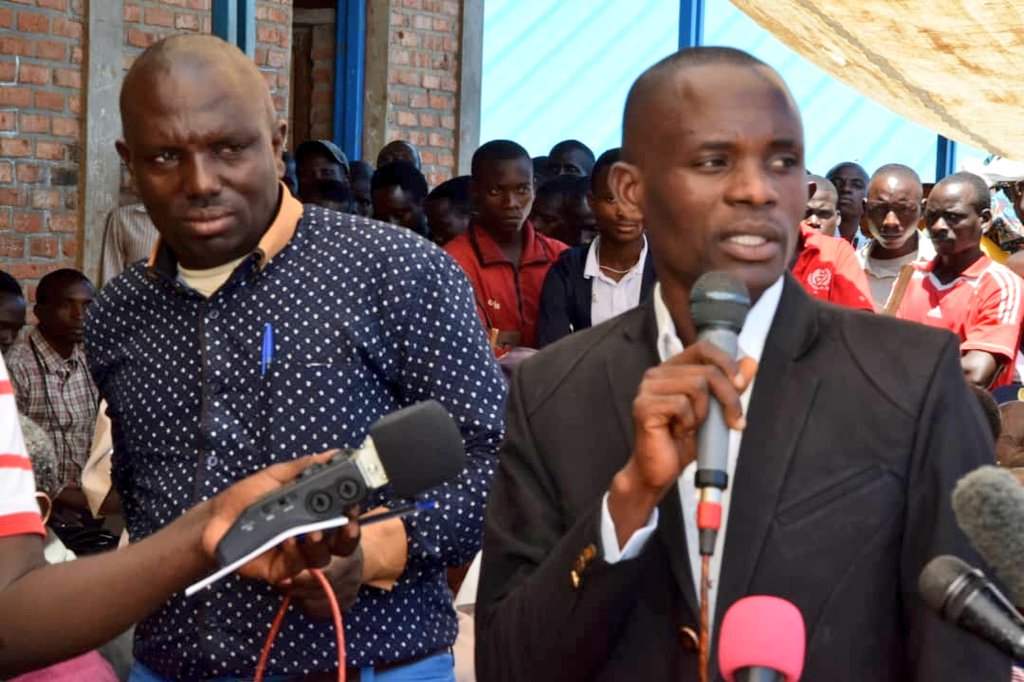 RTNBurundi's tweet photo. Devant le Président de l'@nshingamateka, la population de la colline #Butembe expose ses défis et demande un appui multiforme, allant en besoins de réfection des salles de classe, de l'aménagement d routes à la mise en place d points d'approvisionnement en engrais organo-minéral https://t.co/D234zr4Kmn
