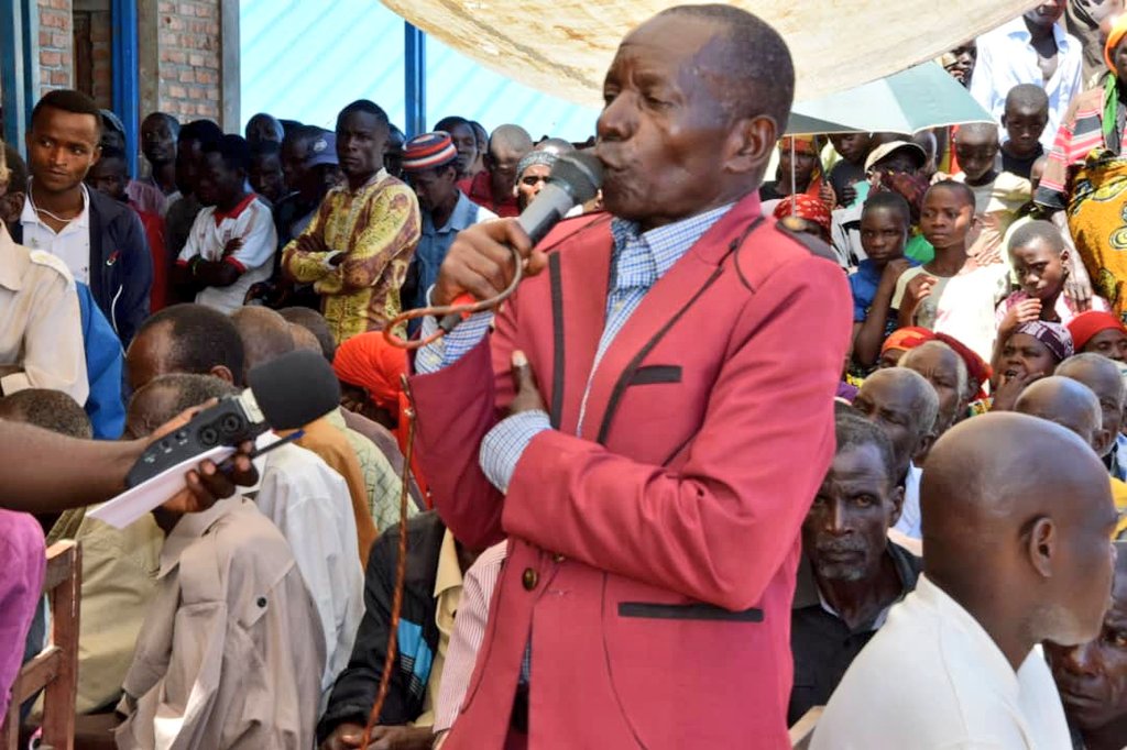 RTNBurundi's tweet photo. Devant le Président de l'@nshingamateka, la population de la colline #Butembe expose ses défis et demande un appui multiforme, allant en besoins de réfection des salles de classe, de l'aménagement d routes à la mise en place d points d'approvisionnement en engrais organo-minéral https://t.co/D234zr4Kmn