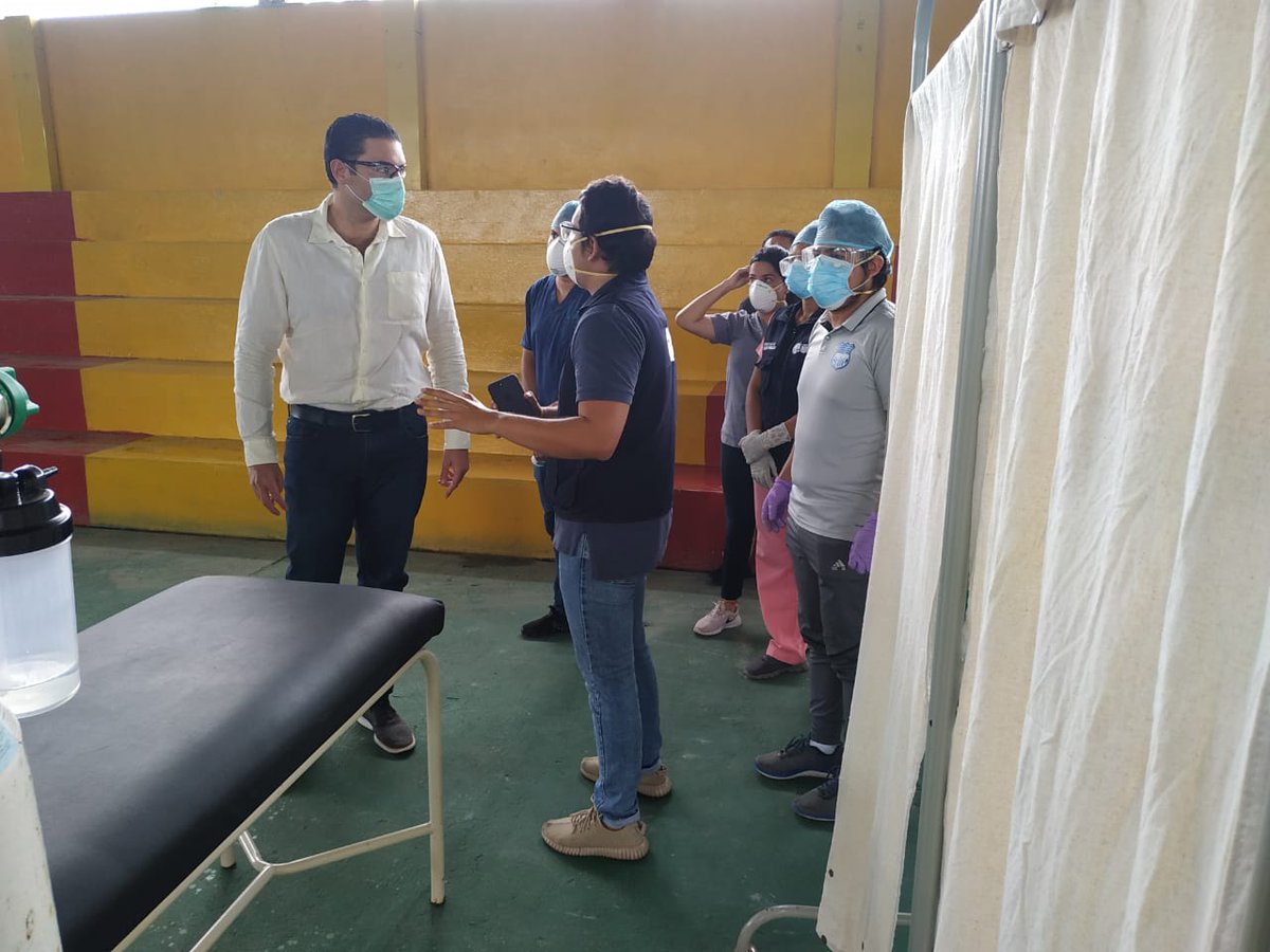 Salud_Guayas's tweet photo. #Samborondón l @stefanojimenez responsable de Provisión y Calidad realiza recorrido con profesionales de salud y Alcalde @juanjoseyunez en Coliseo Humberto Andrade Solorzano dónde se brindará atención a pacientes sospechosos de #Covid19.

#PrevenciónEsSalud https://t.co/FbBcAcro9o