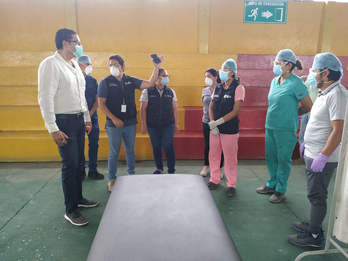 Salud_Guayas's tweet photo. #Samborondón l @stefanojimenez responsable de Provisión y Calidad realiza recorrido con profesionales de salud y Alcalde @juanjoseyunez en Coliseo Humberto Andrade Solorzano dónde se brindará atención a pacientes sospechosos de #Covid19.

#PrevenciónEsSalud https://t.co/FbBcAcro9o