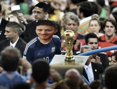 [POSTALES] El festejo de Chito dejó imágenes cómo esta en la que se ve a <a href="/bcuschie/">Bruno Cuschie</a> pasar muy cerca de su tan ansiado trofeo que esta vez no pudo ser. ¡Otro mundial será Brunito!