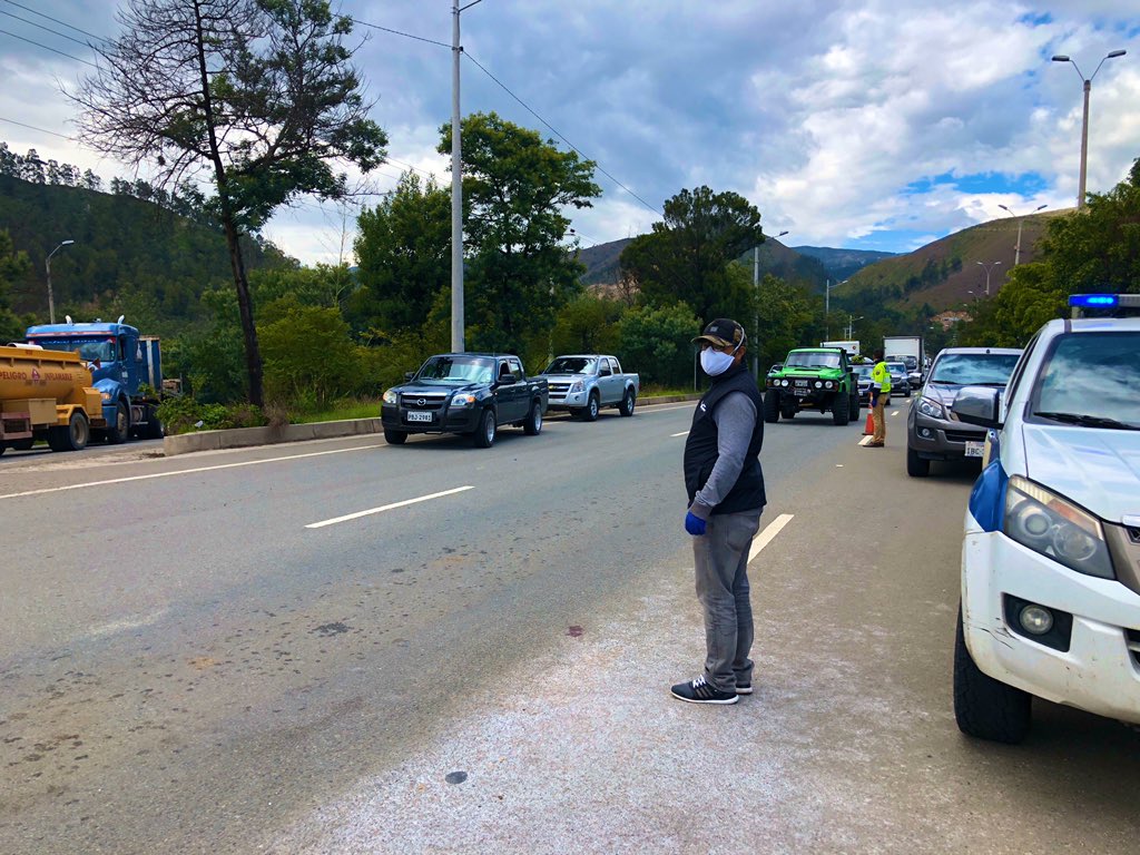 Gobernador <a href="/xaesma/">Xavier Martínez Guillén</a> acudió a los puntos de control en Sayausí y Guangarcucho vía Azogues-Cuenca, para verificar el cumplimiento de movilidad vehicular de acuerdo al número de placa y el uso de salvoconductos.

<a href="/mariapaularomo/">María Paula Romo</a>
<a href="/IvanGrandaM/">Iván Granda Molina</a>