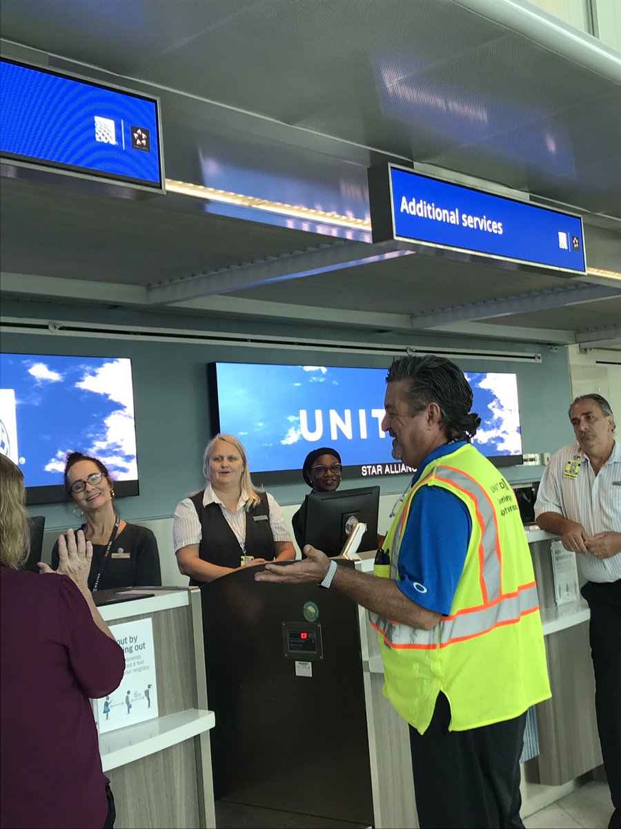 @weareunited #beingunited @LouFarinaccio Ronda Laupert Supervisor RSW celebrates her 30 year Anniversary with team members. Congratulations Ronda!