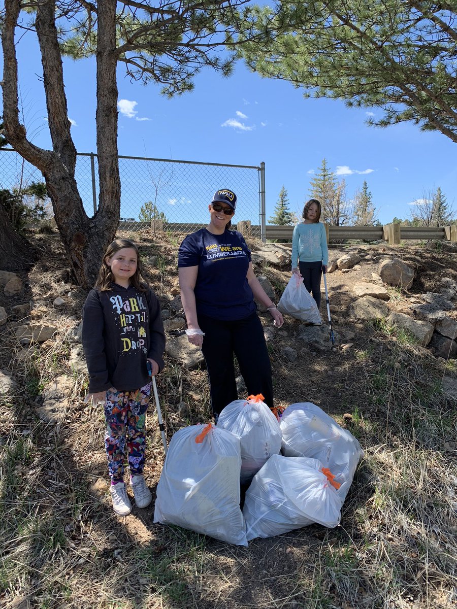 LanaeBlocker's tweet photo. Doing a little neighborhood clean up! from the NAU FIPA Office and NAU Athletics Business Office #AxeOfKindness #NAUGivingDay https://t.co/whlFyjcQ8E