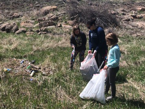 LanaeBlocker's tweet photo. Doing a little neighborhood clean up! from the NAU FIPA Office and NAU Athletics Business Office #AxeOfKindness #NAUGivingDay https://t.co/whlFyjcQ8E