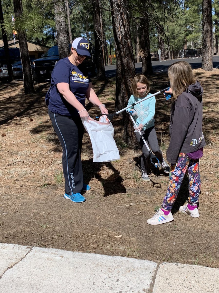 LanaeBlocker's tweet photo. Doing a little neighborhood clean up! from the NAU FIPA Office and NAU Athletics Business Office #AxeOfKindness #NAUGivingDay https://t.co/whlFyjcQ8E