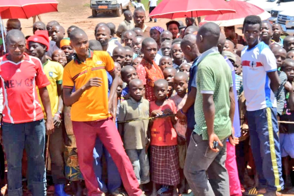 RTNBurundi's tweet photo. A la veille de la campagne électorale, le Président de l'@nshingamateka demande à la population de la colline #Butembe en @BubanzaProvince de coupler les activités politiques aux travaux champêtres pour éviter de s'exposer à la disette https://t.co/RHcZtf3ooq