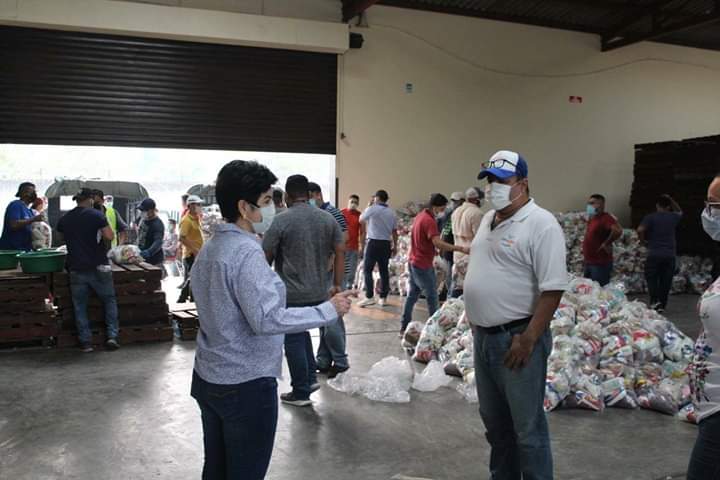 SDEHonduras's tweet photo. "Porque no puede haber, salud sin alimento."

Designada Presidencial y Ministra Encargada de la SDE,  María Antonia Rivera, nos transmitió el mensaje de la importancia de seguir trabajando sin descanso preparando entre 15 y 20 mil raciones alimenticias.
#HondurasSolidaria https://t.co/42eKqw38i5