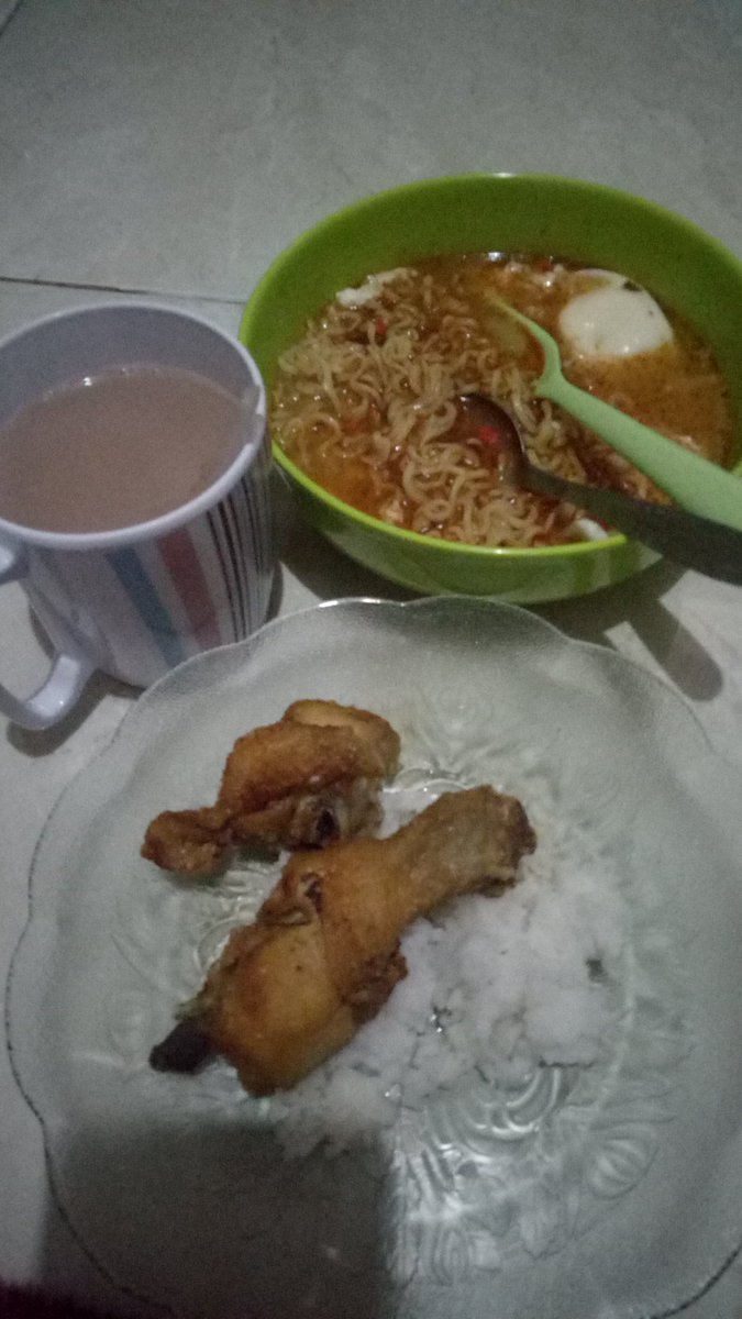 Meriacantik's tweet photo. Bukan karena anak kost gamau makan sahur, tapi emng nasi tinggal segitu dan berasnya habis lupa beli 😂😂
Semoga lancar ya temen2 puasanya
Selamat berpuasa 😊🙏
#Sahur https://t.co/D9BimRgq1p