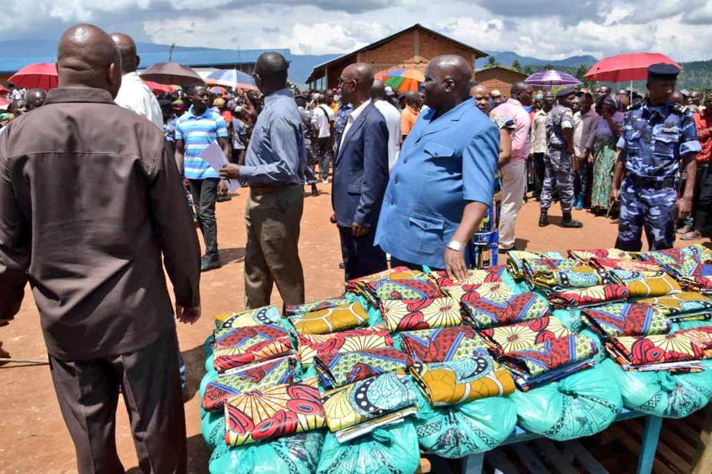 RTNBurundi's tweet photo. Après s'être entretenu avec la population de la colline #Butembe @BubanzaProvince, @P_Nyabenda a octroyé une assistance en vivres à 100 familles démunies de cette colline. Parmi elles, 60 familles les plus démunies ont réçu en plus des pagnes https://t.co/74X4wF8BkU