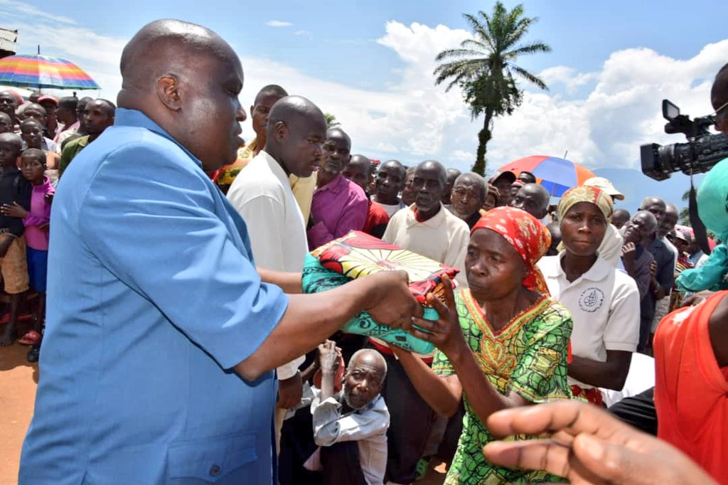 RTNBurundi's tweet photo. Après s'être entretenu avec la population de la colline #Butembe @BubanzaProvince, @P_Nyabenda a octroyé une assistance en vivres à 100 familles démunies de cette colline. Parmi elles, 60 familles les plus démunies ont réçu en plus des pagnes https://t.co/74X4wF8BkU