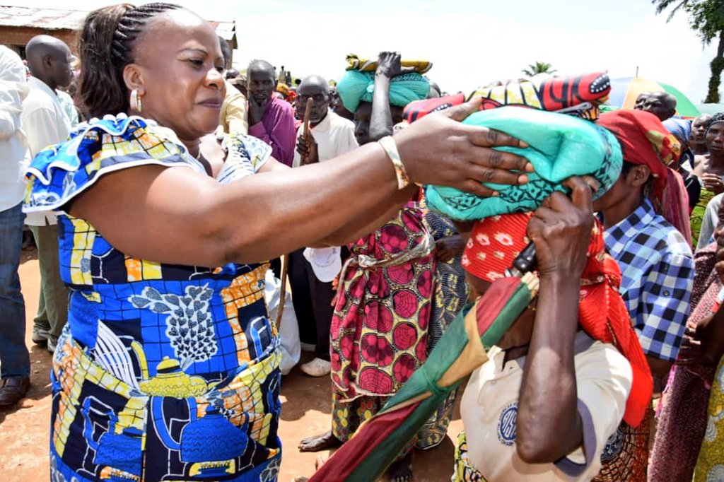 RTNBurundi's tweet photo. Après s'être entretenu avec la population de la colline #Butembe @BubanzaProvince, @P_Nyabenda a octroyé une assistance en vivres à 100 familles démunies de cette colline. Parmi elles, 60 familles les plus démunies ont réçu en plus des pagnes https://t.co/74X4wF8BkU