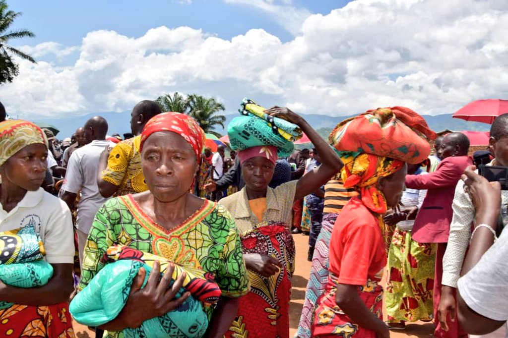 RTNBurundi's tweet photo. Après s'être entretenu avec la population de la colline #Butembe @BubanzaProvince, @P_Nyabenda a octroyé une assistance en vivres à 100 familles démunies de cette colline. Parmi elles, 60 familles les plus démunies ont réçu en plus des pagnes https://t.co/74X4wF8BkU