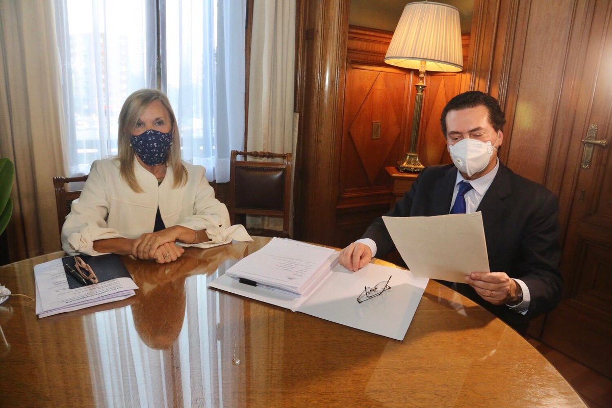 LuisLacallePou's tweet photo. Recién ingresó formalmente al Parlamento el proyecto de ley de urgente consideración. Quiero agradecer especialmente a @ferresrodrigo por su trabajo, dedicación y compromiso. También agradezco a los políticos y técnicos de los partidos políticos por sus aportes. Cumplimos! https://t.co/I305dzwGfs
