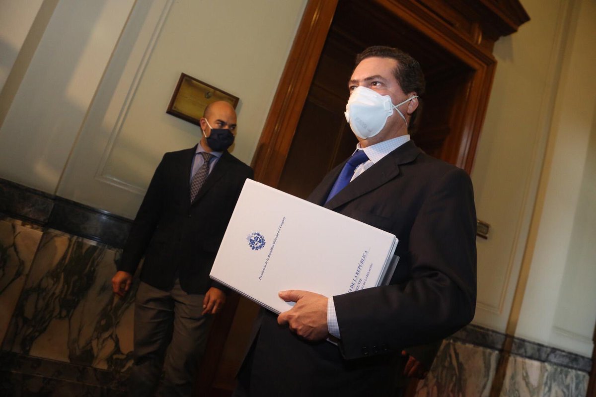 LuisLacallePou's tweet photo. Recién ingresó formalmente al Parlamento el proyecto de ley de urgente consideración. Quiero agradecer especialmente a @ferresrodrigo por su trabajo, dedicación y compromiso. También agradezco a los políticos y técnicos de los partidos políticos por sus aportes. Cumplimos! https://t.co/I305dzwGfs