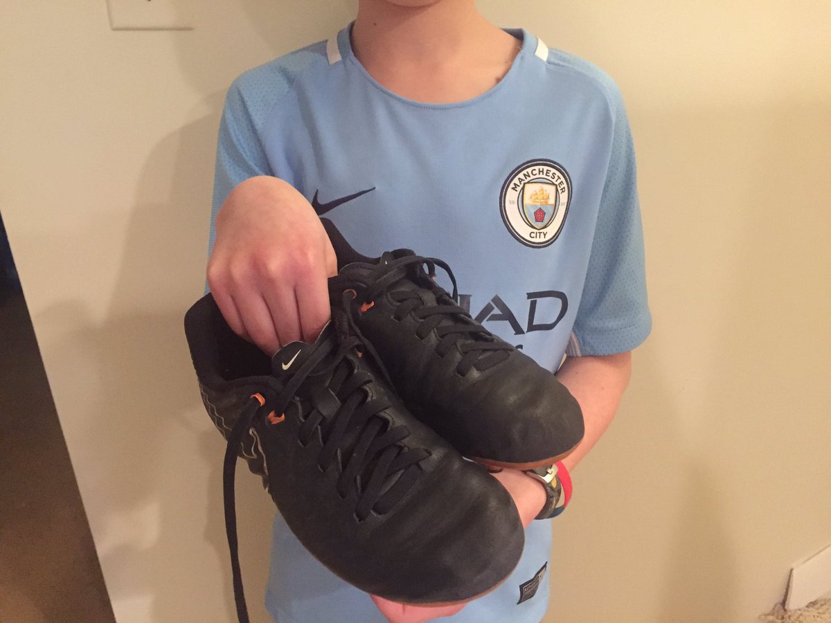 Boondock60mm's tweet photo. @SockersTraining Great boots, but they no longer fit. Donating them for someone else to enjoy. #sockershomework #kindness https://t.co/xk0WmnxsTB