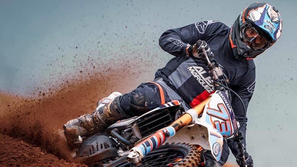 catarina93_73's tweet photo. What a difference a year makes‼️
@alexmarquez73 had such a different birthday last year.
April 23, 2019
#Cheers to more days at full throttle ✊️
@alexmarquez73
#Happy24AM73 🎂✨
📸 @shooterbikes #LaClua #Mx https://t.co/g23P8sGpAq