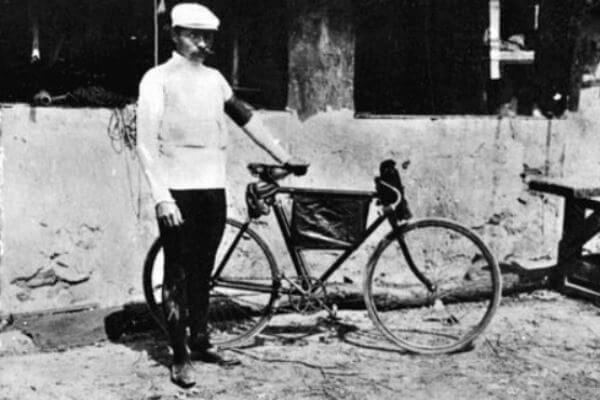 CyclingHistoria's tweet photo. El Frances Maurice Garin gana el primer Tour de Francia  en 1903 
El Italiano Luigi Ganna. gana el primer Giro de Italia en  1909  
el belga Gustaf Deloor gana la primera Vuelta a España,  1935, https://t.co/y2iZUdxNzS