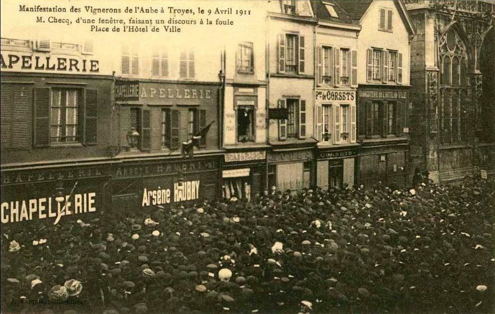 Aujourd’hui, les crêpes bretonnes sont connues dans le monde entier !Ci-dessous une image AUTHENTIQUE de la ruée parisienne faisant la queue à l’entrée de la boutique de M. Bidenn, première crêperie bretonne à Paris.
