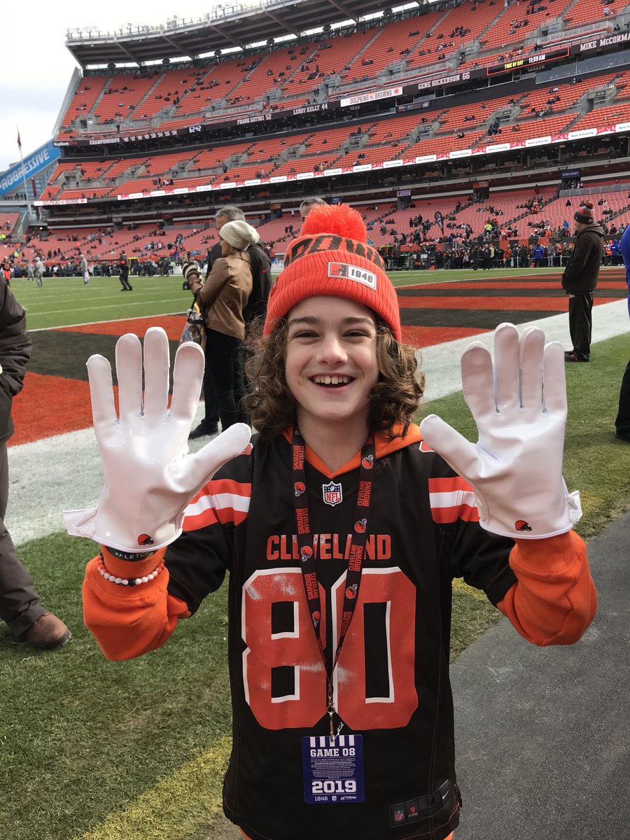 Jake_Trotter's tweet photo. 12-year-old @Browns fan/@StJude patient Fletcher will introduce the Browns before their pick tonight. Fletcher, a CLE native, underwent surgery last summer to remove a brain tumor. He's been doing well since, even attended last year's game vs. Miami, w/ Jarvis Landry as his host https://t.co/asSP9ClYxX