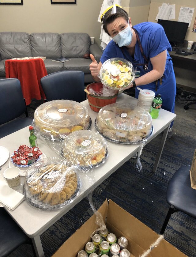 UMWomenSurgeons's tweet photo. @cllaucll2y Chair of Surgery @MarylandSurg supplied dinner to a bunch of hungry residents tonight 💕 https://t.co/teM5nK8UDC