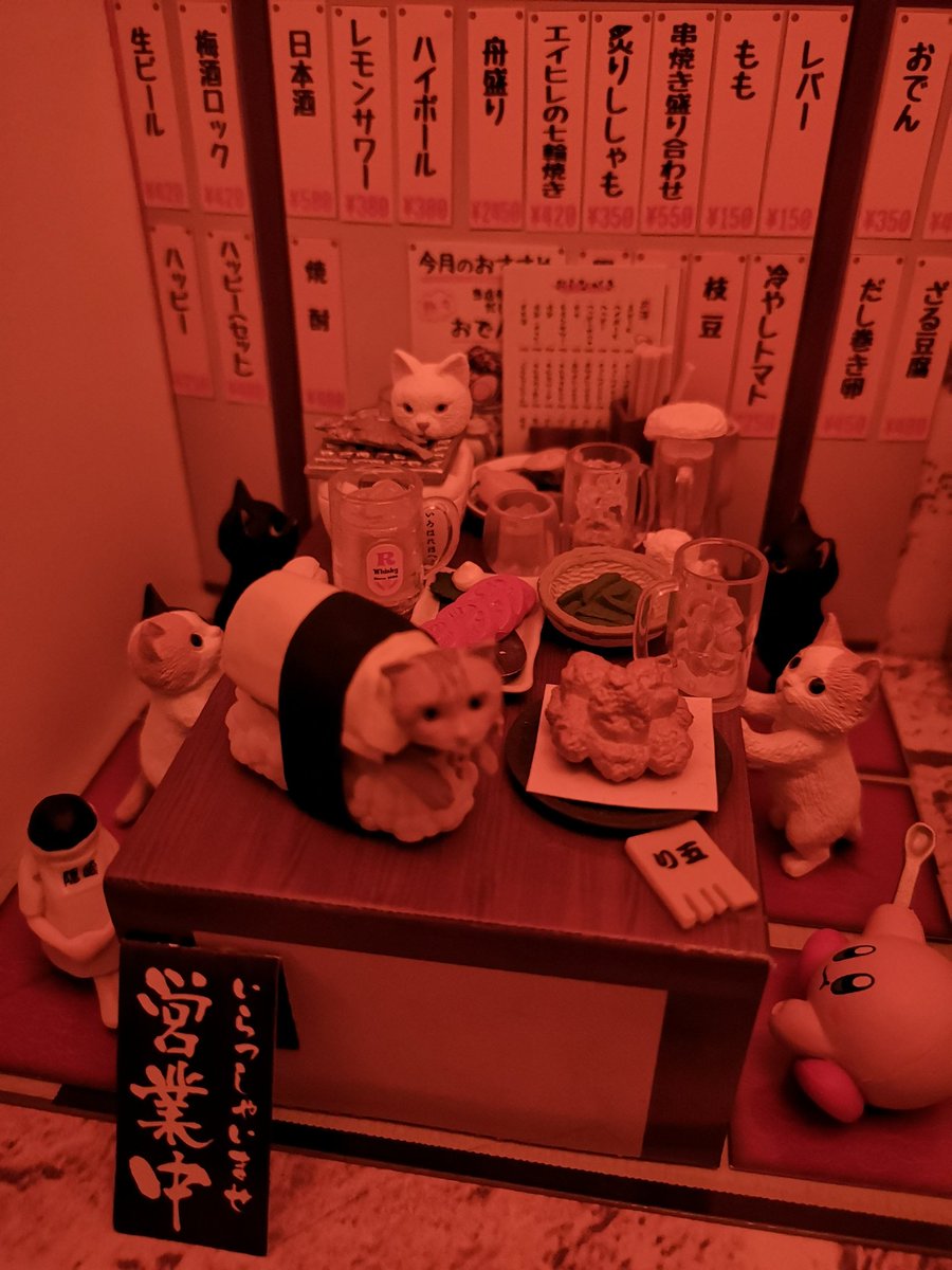 ritakotako's tweet photo. こんな明け方でも部屋の片隅にある居酒屋では、わいわい盛り上がっちゃってます🙌

ミニチュアね（小声）

正月に買ったヴィレヴァンの福袋に入っていた熊の木彫りライトが、いい感じに暖かさを表現してくれました。熊出番あったわ笑 https://t.co/3OMhiHsCaK