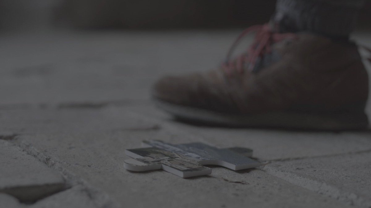 Somos_ATV's tweet photo. ¿Os habéis fijado en las fichas de puzzle que han ido apareciendo en cada escena?
Todos somos fichas de ese puzzle... #Somos https://t.co/Z6EdK2gm4J