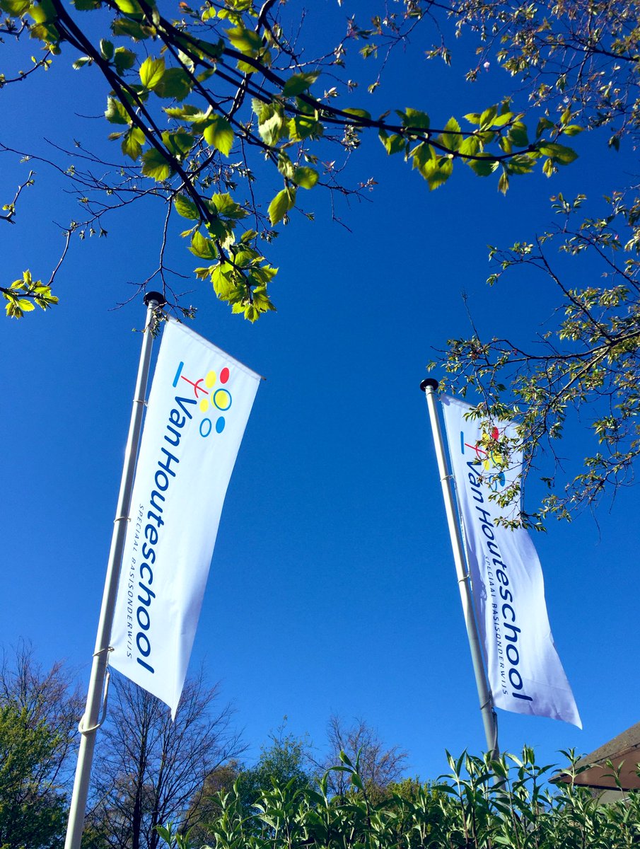 VanHouteschool's tweet photo. De nieuwe vlaggen van de @VanHouteschool wapperen vrolijk in de wind. Wat fijn dat we alle leerlingen op 11 meiweer mogen ontvangen op school! Morgen gaat het team keihard aan de slag om de heropening mogelijk te maken #devlaguit #heropeningscholen https://t.co/5GIkoSMZ8s