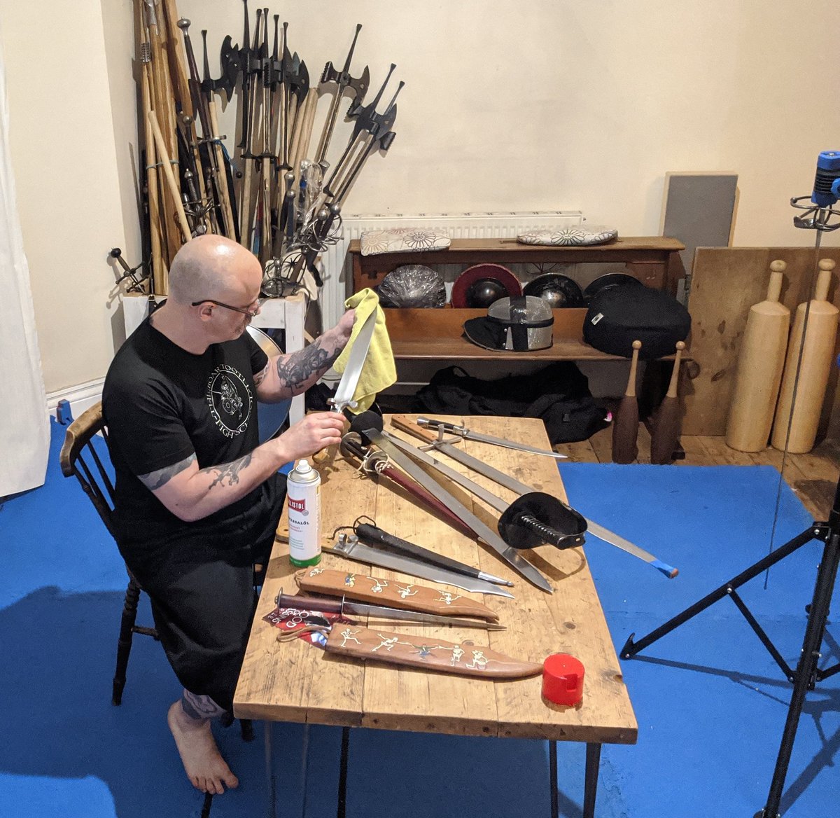 LondonLongsword's tweet photo. Normal people, with normal jobs would be "this one knife will do to show this".
#KnivesOut #hema #isthisadagger https://t.co/KrBJaagXPw
