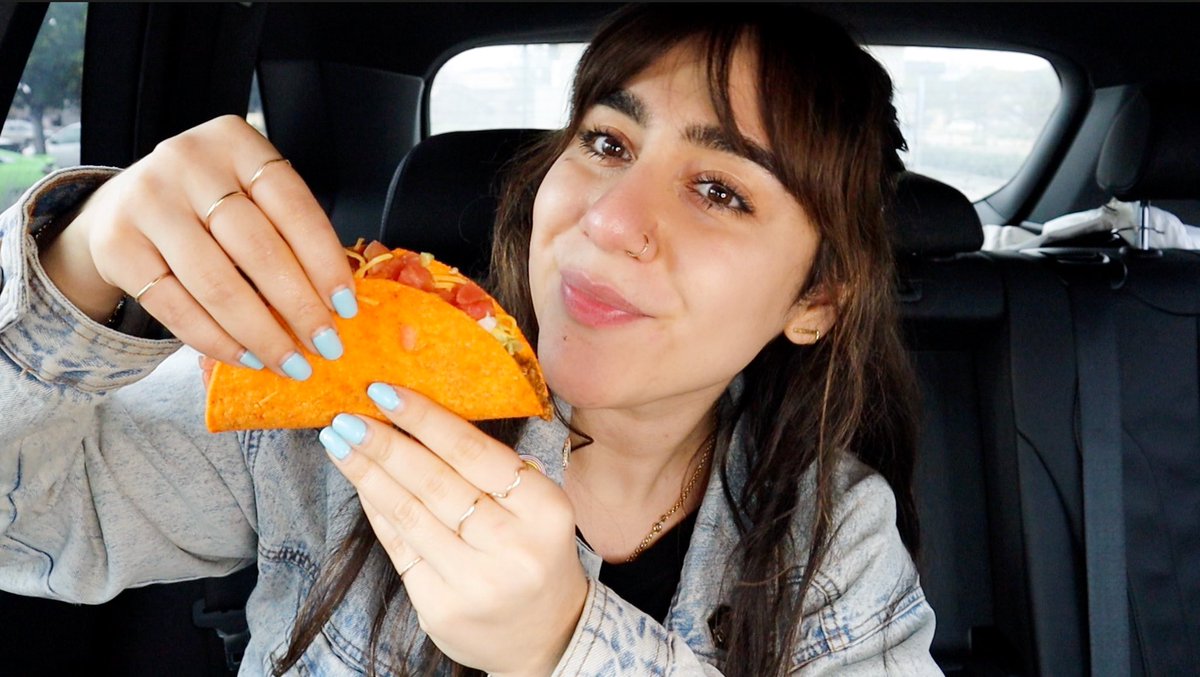 GirlsWhoGrub's tweet photo. Okay but really, who DOESN’T love @tacobell ??? https://t.co/n7pw1pBOHE