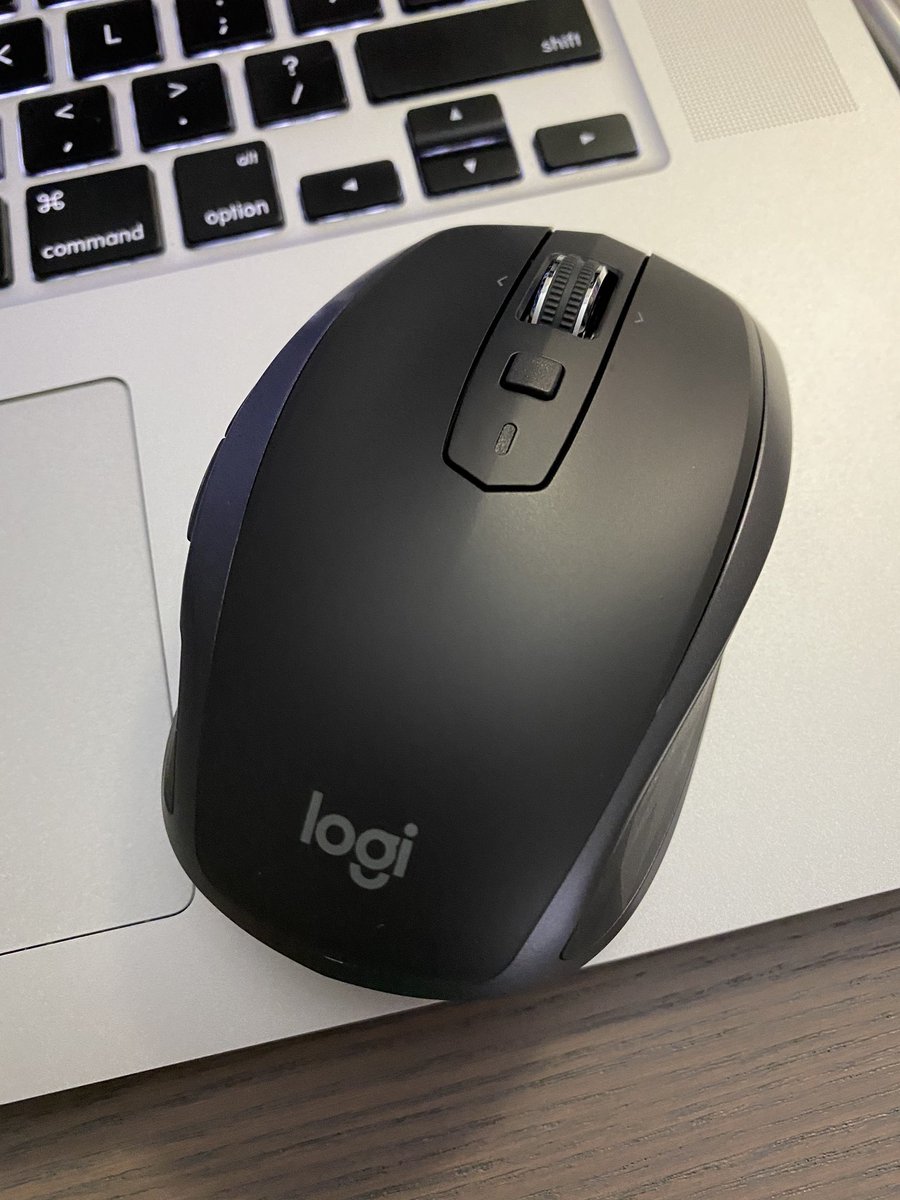 마우스 왔땨 ㅋㅋ 아무 표면에서 다되고 동글키랑 블투 둘다 지원해서 비록 충전식이지만 사 봤는데 좀 무거워서 약간 걱정 ㅋㅋ 그래도 클릭감도 좋고 이렇게 버튼 여러개 있는거 처음 써 보는데.. 잘 부탁해!