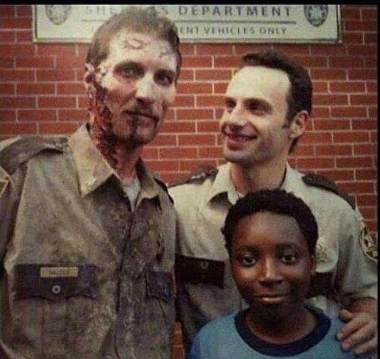 BraziliansW's tweet photo. Enquanto isso nos bastidores da 1ª temporada 😎

#TheWalkingDead #TWDFamily #rickgrimes #AndrewLincoln https://t.co/dlDfw5NUtg