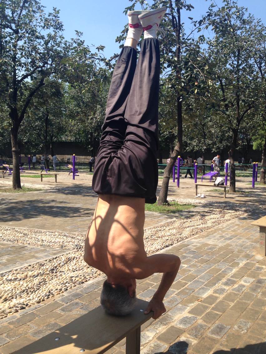 China pic, day 7:67 year old super-athlete Geng Zhi doing a headstand in Beijing's Tiantan Park, 2014.I made a whole video of freakishly athletic Chinese grandparents early in my time at  @HuffPost. Putting us young guns to shame: 
