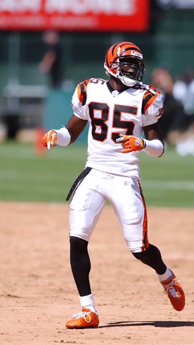 ochocinco's tweet photo. 3 more hours 🧡 https://t.co/2k8ofB8NkX