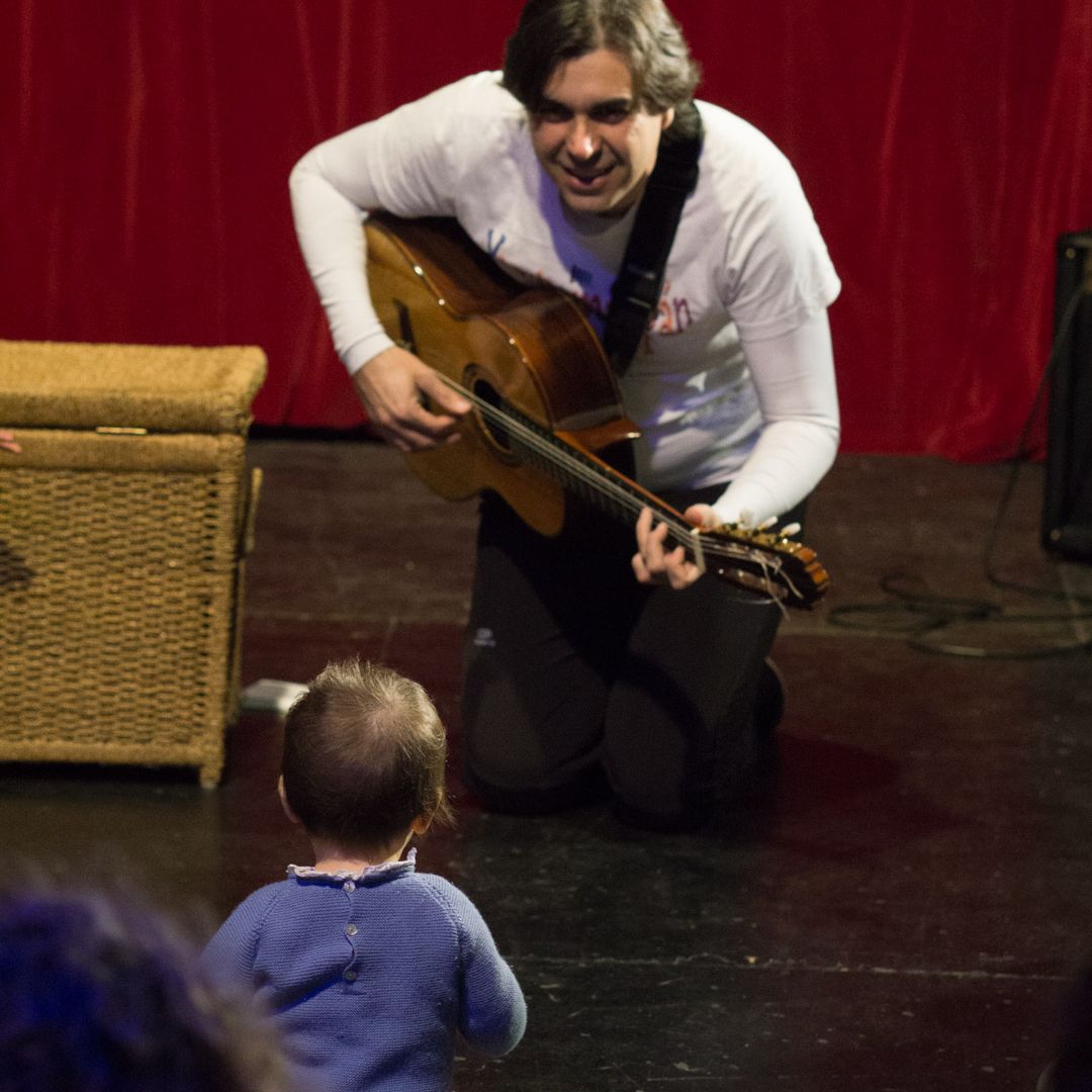 yamparampam's tweet photo. ¡Yamparampán os acompaña en el confinamiento! Compartimos con vuestros peques nuestro taller completo 🎶🎸👶 "Hasta el infinito y más allá" 👶🎸🎶 https://t.co/wajSkW611B
Preparad las palmas y unas castañuelas caseras. ¿No tienes? Próximamente tutorial DIY https://t.co/ujEHFNW4b2